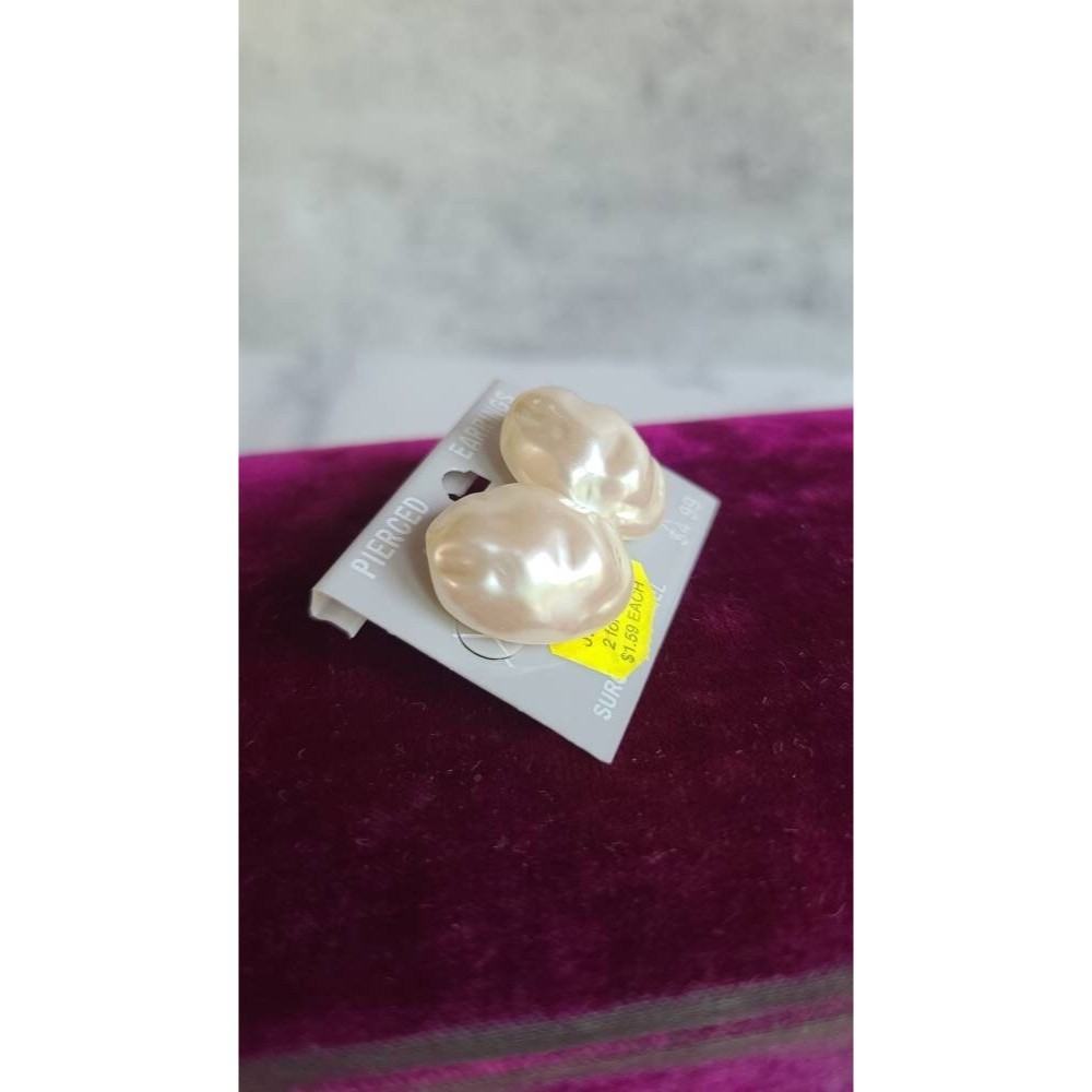 Vintage Faux Pearl Stud Earrings - Picture 4 of 10